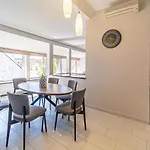 Grand With Air Conditioning Appartement