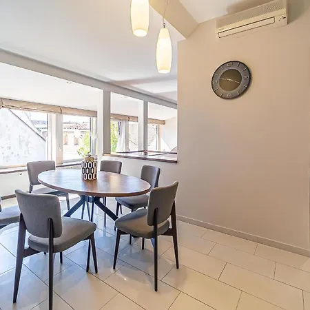 Grand With Air Conditioning Apartmán